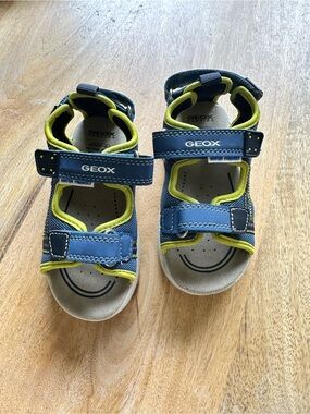 Geox Kids Navy and Lime Hook-and-Loop Sandals size 25 EU / 8.5 US